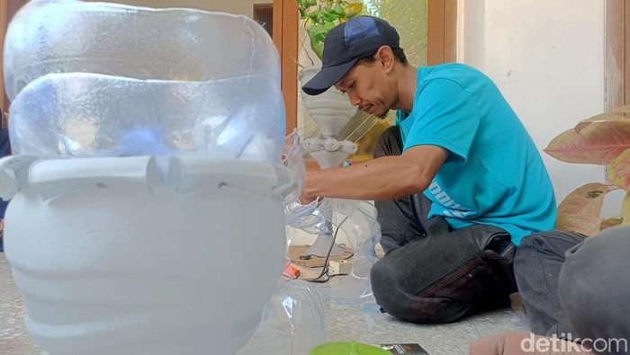 Seorang perajin asal Probolinggo memanfaat bahan daur ulang untuk dibuat lampu hias, Senin (13/10/20240. Lampu hiasan karya Syaifuddin Amrullah dijual mulai Rp 75 - Rp 100 ribu.