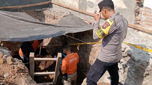 Lokasi penemuan tulang manusia di proyek bangunan SDN 3 Banjar Tegal, Buleleng. Tulang ditemukan dua buruh bangunan, Muhammad Taufikurahman (17), dan ayahnya, Zainullah, Senin (14/10/2024). (Dok. Polsek Kota Singaraja)