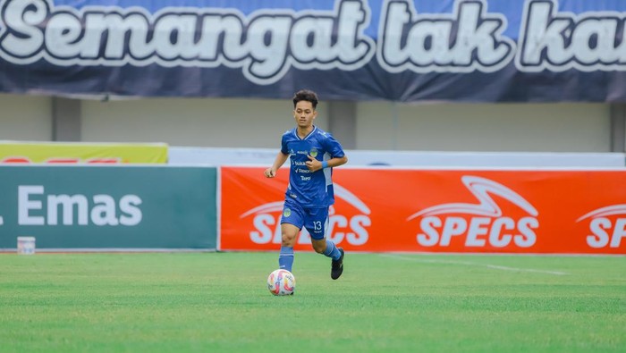 Aksi bek muda PSIM Jogja, M Fariz saat menjamu Persikas Subang di Stadion Mandala Krida, Kota Jogha, Sabtu (12/10/2024).