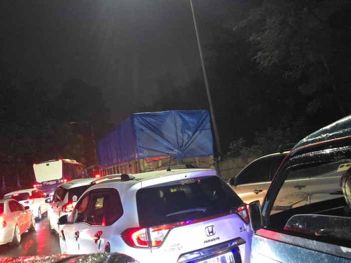 Macet parah di exit tol cibubur malam ini (dok.istimewa)