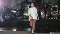 Pantauan di lokasi, Jalan Kertanegara, Jakarta Selatan, Veronica tiba pukul 19.42 WIB, Senin (14/10/2024). Veronica hadir mengenakan pakaian putih.