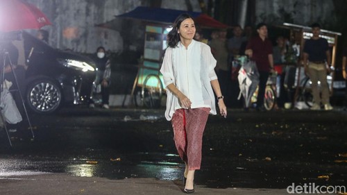 Veronica Tan merapat ke kediaman presiden terpilih Prabowo Subianto malam ini. Veronica hadir di tengah pemanggilan calon menteri Prabowo, Senin (14/10/2024).