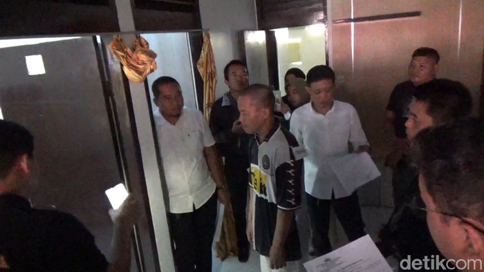 Polisi menggelar reka ulang atau rekonstruksi kasus pria bernama Bambang (44) yang tega membunuh anak kandungnya berinisial MRA (13) di Kabupaten Maros, Sulawesi Selatan (Sulsel).