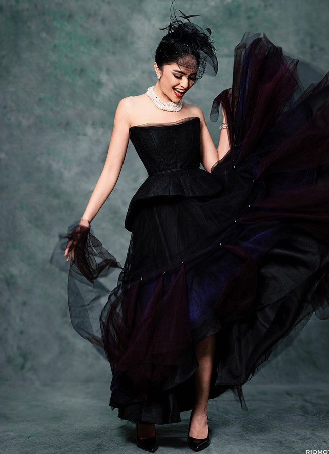 Marshanda tampil cantik dalam balutan tube gown berwarna hitam. Gaun tulle tersebut dipadukan dengan aksesori rambut senada. Foto: Instagram/@riomotret/@marshanda99