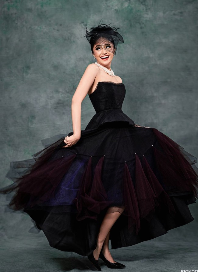 Melengkapi penampilannya, Marshanda menambahkan kalung mutiara putih dan sepasang anting. Ia juga mengenakan sepasang heels berwarna hitam. Foto: Instagram/@riomotret/@marshanda99