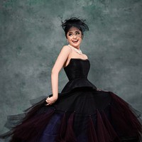 Melengkapi penampilannya, Marshanda menambahkan kalung mutiara putih dan sepasang anting. Ia juga mengenakan sepasang heels berwarna hitam. Foto: Instagram/@riomotret/@marshanda99