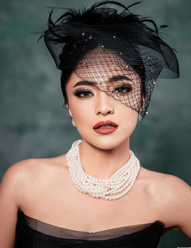 Penampilannya juga semakin memukau dengan riasan glam look dan lipstik berwarna merah tua. Foto: Instagram/@riomotret/@marshanda99