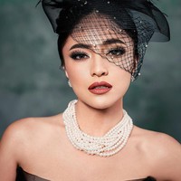 Penampilannya juga semakin memukau dengan riasan glam look dan lipstik berwarna merah tua. Foto: Instagram/@riomotret/@marshanda99