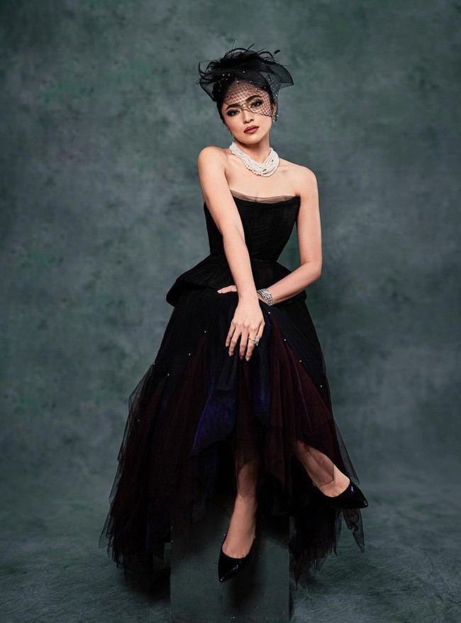 Dengan bagian pundak yang terbuka membuat lengan kecil Marshanda terlihat. Marshanda sendiri diketahui sudah turun BB hingga 21 kg dengan metode intermittent fasting dan rutin berolahraga. Foto: Instagram/@riomotret/@marshanda99