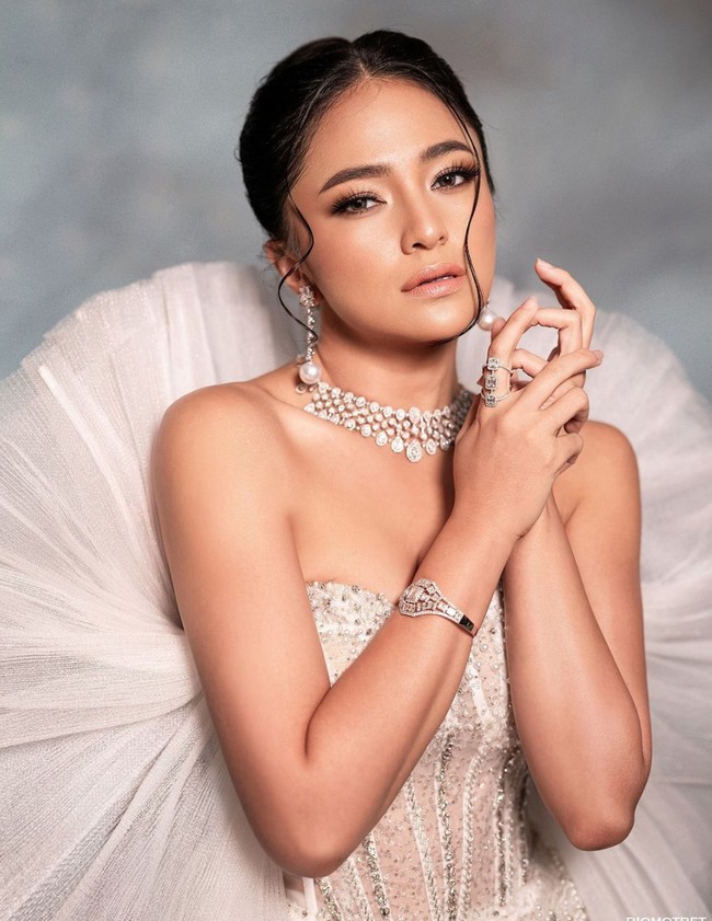 Penampilan Marshanda makin menawan dengan berbagai perhiasan berwarna senada dan riasan di wajahnya. Berbeda dari yang sebelumnya, kali ini dirinya memilih mengenakan lipstik berwarna nude. Foto: Instagram/@riomotret/@marshanda99