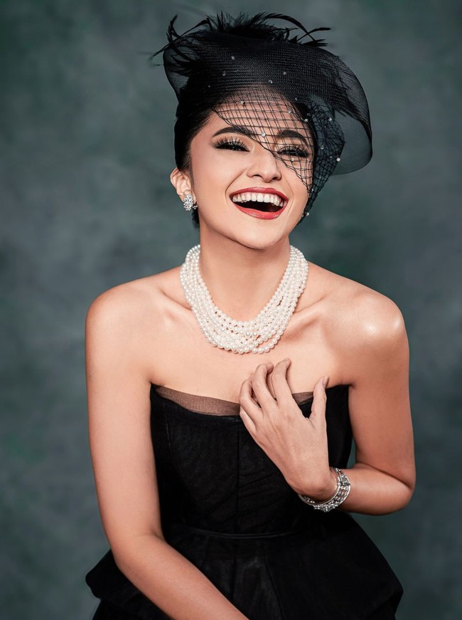 Penampilan Marshanda di pemotretan terbarunya kembali mencuri atensi. Makin langsing, ibu satu orang anak itu tampil manglingi. Foto: Instagram/@riomotret/@marshanda99