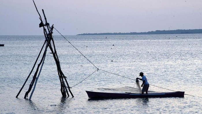 Nelayan Suku Buton bersiap naik ke atas kayu untuk menangkap ikan dengan jaring di Kecamatan Lakudo, Buton Tengah, Sulawesi Tenggara, Sabtu (12/10/2024). Nelayan Suku Buton di wilayah tersebut sebagian menangkap ikan dengan cara unik yaitu duduk di atas kayu sambil menunggu kawanan ikan masuk ke jaring jebakan. ANTARA FOTO/Jojon/Spt.