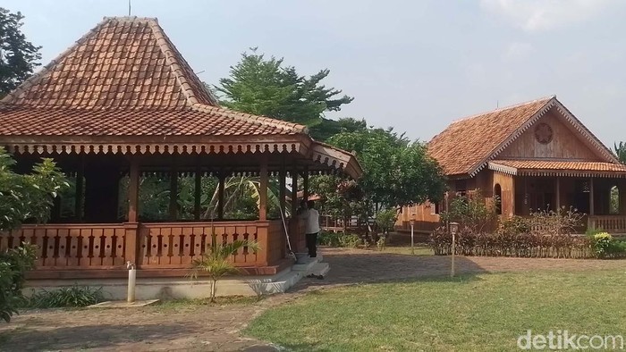 Di Perkampungan Budaya Betawi, Setu Babakan, Jakarta, terdapat bangunan-bangunan khas Betawi. Yuk lihat.