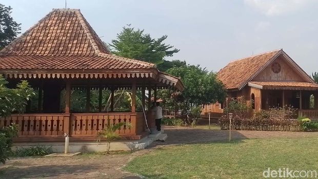 Melihat Deretan Rumah Betawi di Setu Babakan Di Perkampungan Budaya Betawi, Setu Babakan, Jakarta, terdapat bangunan-bangunan khas Betawi. Yuk lihat.