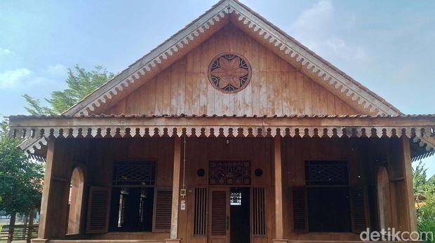 Melihat Deretan Rumah Betawi di Setu Babakan Di Perkampungan Budaya Betawi, Setu Babakan, Jakarta, terdapat bangunan-bangunan khas Betawi. Yuk lihat.