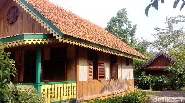 Di Perkampungan Budaya Betawi, Setu Babakan, Jakarta, terdapat bangunan-bangunan khas Betawi. Yuk lihat.