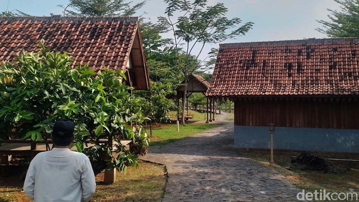 Melihat Deretan Rumah Betawi di Setu Babakan Di Perkampungan Budaya Betawi, Setu Babakan, Jakarta, terdapat bangunan-bangunan khas Betawi. Yuk lihat.