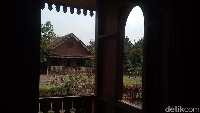 Di Perkampungan Budaya Betawi, Setu Babakan, Jakarta, terdapat bangunan-bangunan khas Betawi. Yuk lihat.