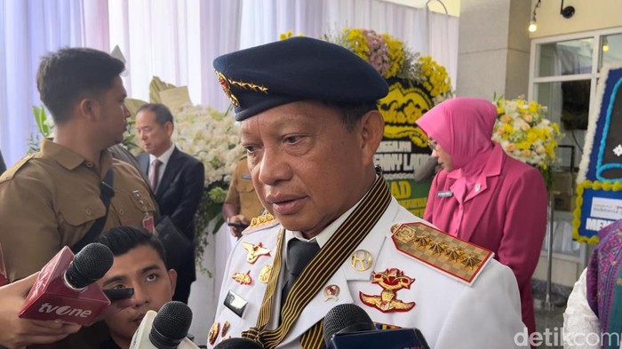 Mendagri Tito Karnavian melayat Benny Laos di Rumah Duka RSPAD Gatot Subroto, Jakpus.