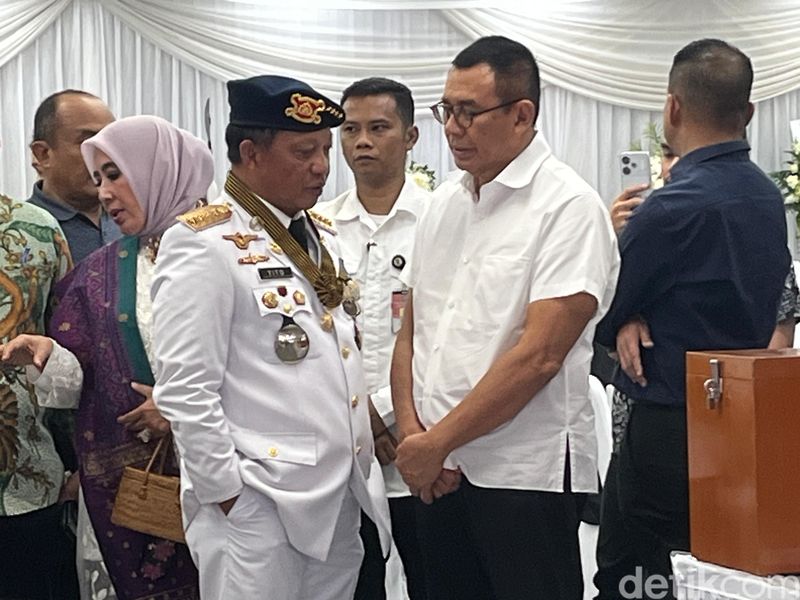 Mendagri Tito Karnavian melayat Benny Laos di Rumah Duka RSPAD Gatot Subroto, Jakpus.