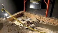 Salah satu hal yang ditampilkan di dalam museum ini adalah bagaimana ritual-ritual yang dilakukan manusia saat ia meninggal hingga dikubur.