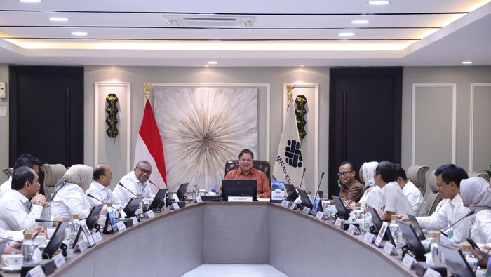 Menteri Koordinator Bidang Perekonomian sekaligus Menteri Ketenagakerjaan (Menaker) Ad interim, Airlangga Hartarto mulai berkantor di kantor Kemnaker.