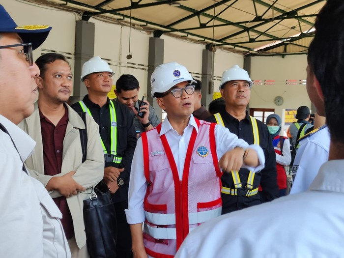 Menteri Perhubungan (Menhub) Budi Karya Sumadi meninjau beautifikasi Stasiun Klaten.