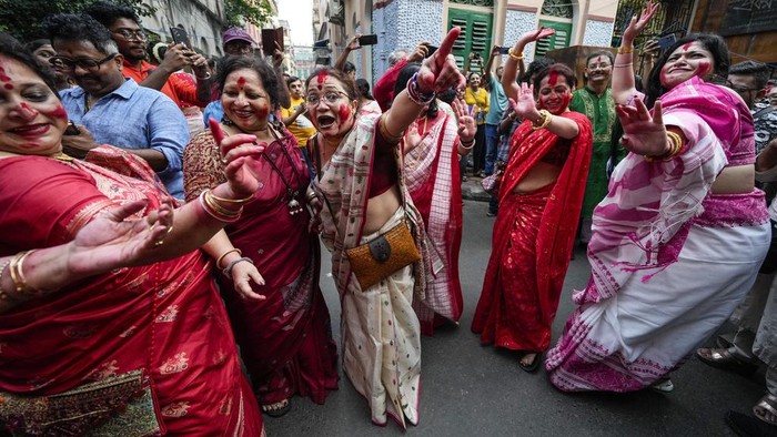 Meriahnya Perayaan Festival Durga Puja di Kolkata India Festival Durga Puja, salah satu festival tahunan umat Hindu untuk memuja Dewi Durga. Dalam festival ini, wanita Hindu diberi polesan warna merah di wajahnya.