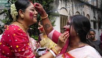 Polesan warna tersebut adalah vermilion yang dilakukan pada saat ritual Sindhoor Khela, pada perayaan Durga Puja di India.