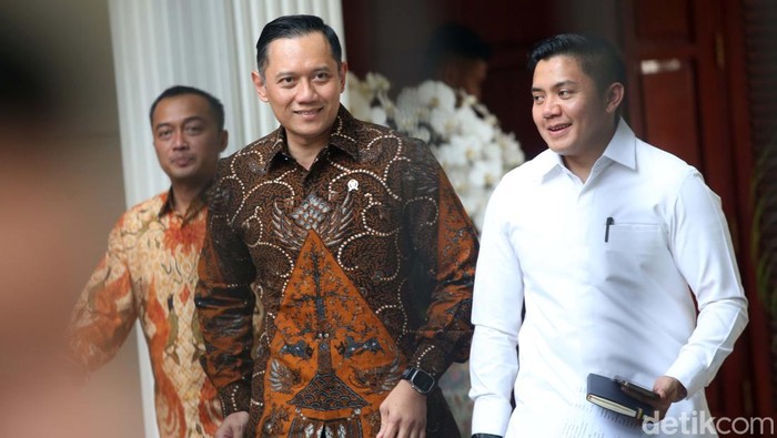 Nama-nama menteri Prabowo-Gibran tengah digodok. Hari ini Ketum Partai Demokrat Agus Harimurti Yudhoyono (AHY) menghadap Presiden terpilih Prabowo Subianto.