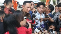 Dan saya sendiri diminta untuk bisa membantu menjalankan peran yang strategis ke depan dan tentunya saya atas nama pribadi, keluarga besar Partai Demokrat mengucapkan terima kasih atas kepercayaan tersebut dan siap menjalankan tugas-tugas yang akan diamanahkan ke depan, kata AHY di Kediaman Prabowo, Jalan Kertanegara No. 4, Jakarta Selatan, Senin (14/10/2024).  