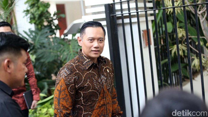 Nama-nama menteri Prabowo-Gibran tengah digodok. Hari ini Ketum Partai Demokrat Agus Harimurti Yudhoyono (AHY) menghadap Presiden terpilih Prabowo Subianto.