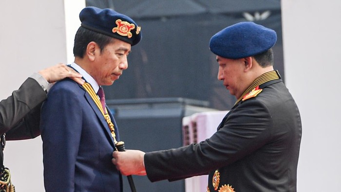 Presiden Joko Widodo (tengah) menerima anugerah medali kehormatan keamanan dan keselamatan publik Loka Praja Samrakshana dari Kapolri Jenderal Polisi Listyo Sigit Prabowo (kanan) di Mako Brimob, Kelapa Dua, Depok, Jawa Barat, Senin (14/10/2024). Medali kehormatan keamanan dan keselamatan publik Loka Praja Samrakshana tersebut diberikan kepada Presiden Joko Widodo sebagai bentuk apresiasi Polri atas perannya dalam pengembangan organisasi Korps Bhayangkara. ANTARA FOTO/Muhammad Adimaja/rwa.