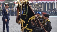 Sementara itu, Jokowi juga memberi tanda kehormatan Nugraha Sakanti kepada tujuh satuan kerja Polri dalam apel. Brimob Polri sendiri pernah menerima penghargaan Sakanti Yana Utama dari Presiden pertama RI Sukarno pada 14 November 1961.  