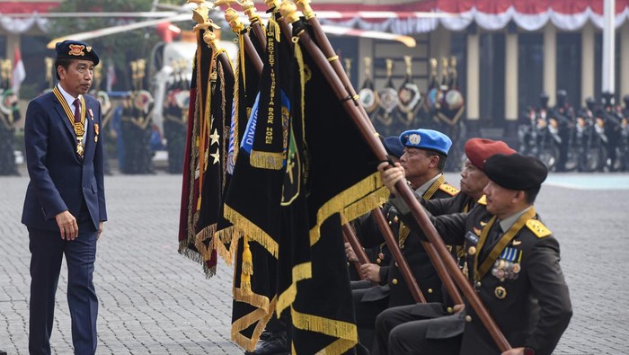 Presiden Joko Widodo (tengah) menerima anugerah medali kehormatan keamanan dan keselamatan publik Loka Praja Samrakshana dari Kapolri Jenderal Polisi Listyo Sigit Prabowo (kanan) di Mako Brimob, Kelapa Dua, Depok, Jawa Barat, Senin (14/10/2024). Medali kehormatan keamanan dan keselamatan publik Loka Praja Samrakshana tersebut diberikan kepada Presiden Joko Widodo sebagai bentuk apresiasi Polri atas perannya dalam pengembangan organisasi Korps Bhayangkara. ANTARA FOTO/Muhammad Adimaja/rwa.
