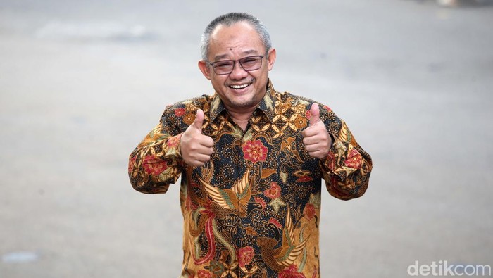 Sejumlah tokoh mendatangi kediaman Presiden terpilih Prabowo Subianto. Mereka diantaranya adalah Zulkifli Hasan, Tito Karnavian, Yusril, Bahlil hingga Muhaimin Iskandar.