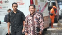 Mendagri Tito Karnavian tiba dengan mengenakan batik.