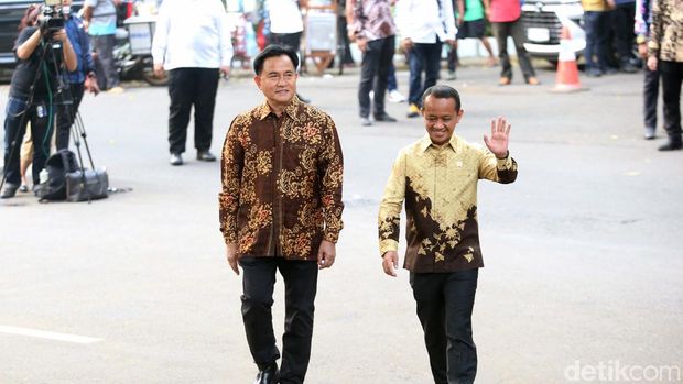 Sejumlah tokoh mendatangi kediaman Presiden terpilih Prabowo Subianto. Mereka diantaranya adalah Zulkifli Hasan, Tito Karnavian, Yusril, Bahlil hingga Muhaimin Iskandar.