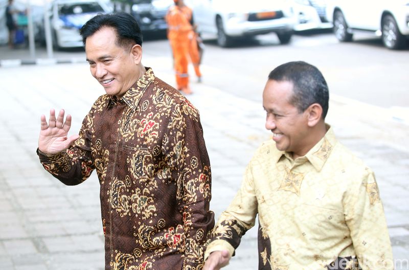 Sejumlah tokoh mendatangi kediaman Presiden terpilih Prabowo Subianto. Mereka diantaranya adalah Zulkifli Hasan, Tito Karnavian, Yusril, Bahlil hingga Muhaimin Iskandar.
