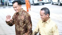 Keduanya tiba berberengan.