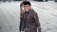Cak Imin menyusul nama-nama menteri lainnya yang sudah tiba di rumah Prabowo.