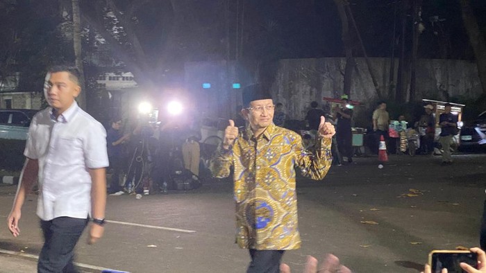 Imam Besar Masjid Istiqlal Nasaruddin Umar turut menyambangi kediaman Presiden terpilih Prabowo Subianto di Jalan Kertanegara, Jakarta Selatan, malam ini. Kedatangan Nasaruddin itu saat pemanggilan para calon menteri ke kediaman Prabowo.