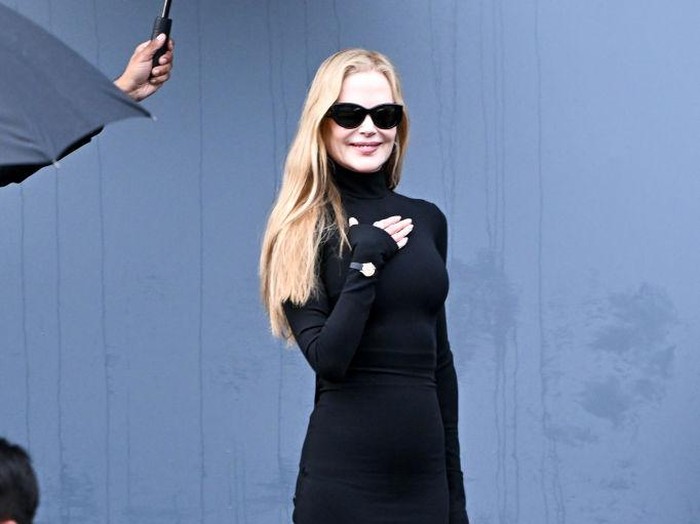 Nicole Kidman dan Salma Hayek menghadiri fashion show Balenciaga Spring 2025 di Paris, September 2024.