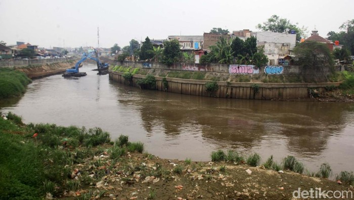 Endapan lumpur di Kali Ciliwung di Bidara Cina, Jakarta, dikeruk. Pengerukan ini dalam rangka normalisasi Kali Ciliwung.