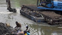 Saat ini sedang mengerjakan normalisasi serta pembebasan lahan sepanjang 17 kilometer.  