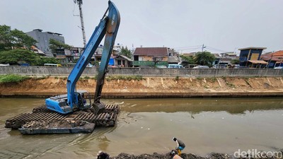 Normalisasi Sungai Ciliwung, Lumpur Dikeruk