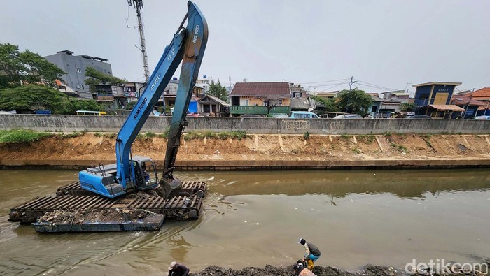 Endapan lumpur di Kali Ciliwung di Bidara Cina, Jakarta, dikeruk. Pengerukan ini dalam rangka normalisasi Kali Ciliwung.