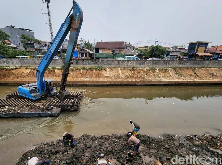Normalisasi Sungai Ciliwung, Lumpur Dikeruk