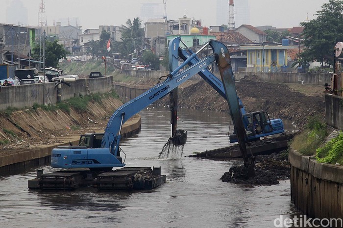 Endapan lumpur di Kali Ciliwung di Bidara Cina, Jakarta, dikeruk. Pengerukan ini dalam rangka normalisasi Kali Ciliwung.