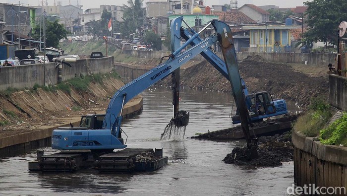 Endapan lumpur di Kali Ciliwung di Bidara Cina, Jakarta, dikeruk. Pengerukan ini dalam rangka normalisasi Kali Ciliwung.